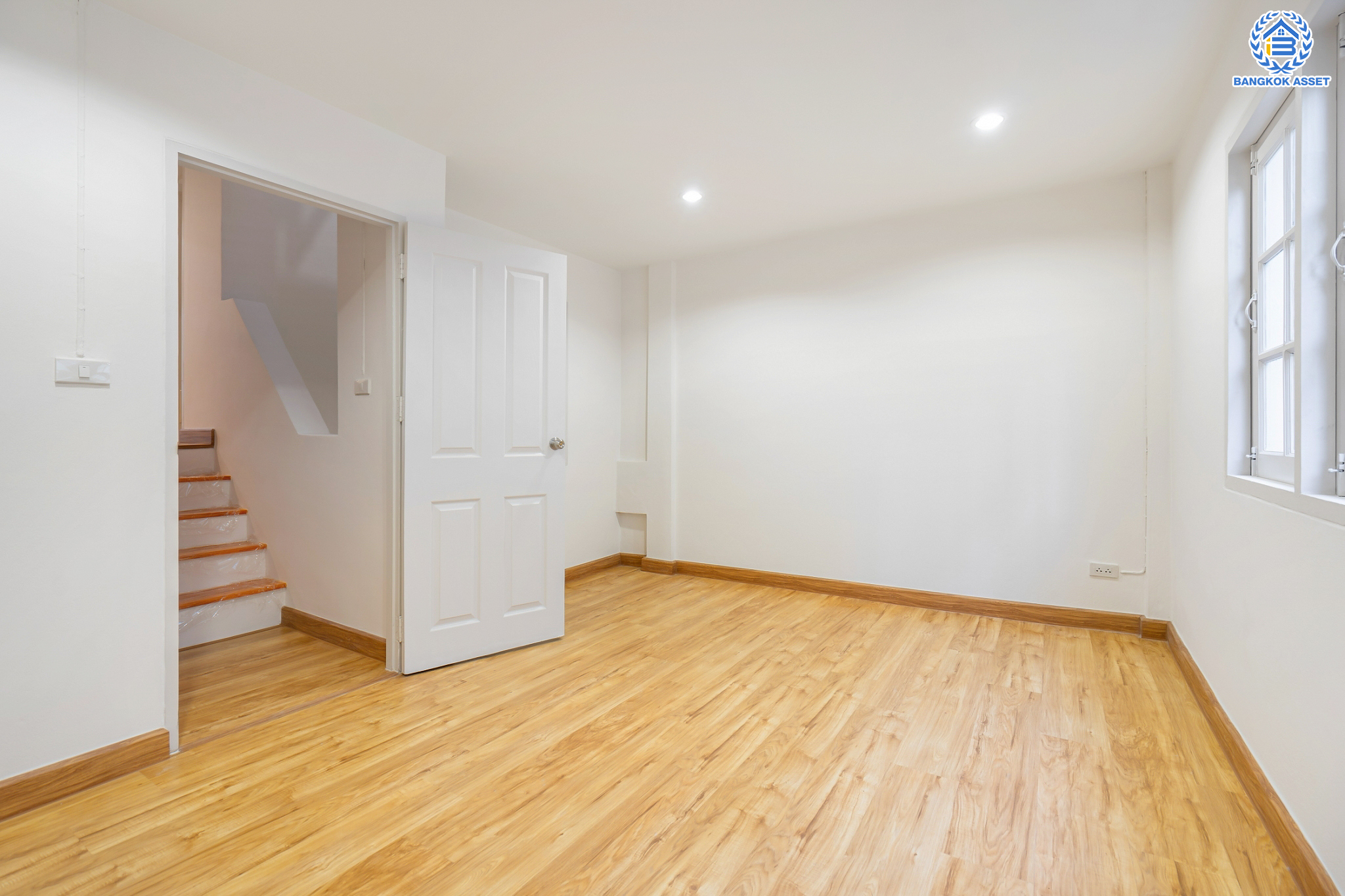 ทาวน์เฮ้าส์มือสองนนทบุรี ม.สรานนท์ ติวานนท์-ปากเกร็ด ทาวน์เฮ้าส์ 3ชั้นครึ่ง เนื้อที่ 18 ตร.ว. ฟังก์ชัน 4 ห้องนอน 3 ห้องน้ำ จอดรถได้ 2 คัน พร้อม Living Room กว้างขวาง บนทำเลติดถนนติวานนท์ ใกล้เซ็นทรัลแจ้งวัฒนะ และรถไฟฟ้าสายสีชมพู "สถานีแยกปากเกร็ด"